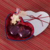 Шоколадне серце з молочного, білого,або чорного шоколаду ( на вибір) , декороване сублімованою малиною. Може бути у вигляді коробочки або склеєне. Також за бажанням можна наповнити цукерками.